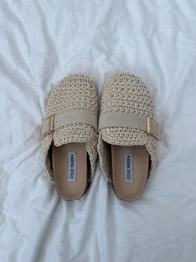 Steve Madden clogs 

Size 7

Details :
- color: beige 
- condition: NWOT